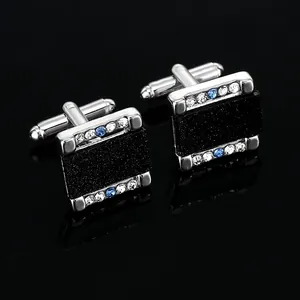 Détail macro de boutons de manchette rectangulaires avec panneau noir mat et cristaux bleus