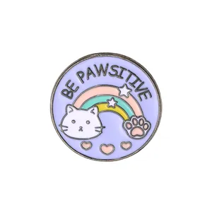 Cartoon Emaille-Anstecker mit Regenbogenkatze und Be Pawsitive Text auf Lila