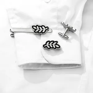 Conjunto de gemelos y pasador de corbata con diseño de hoja en camisa de negocios