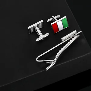 Gros plan sur l'ensemble boutons de manchette et pince à cravate avec drapeau italien