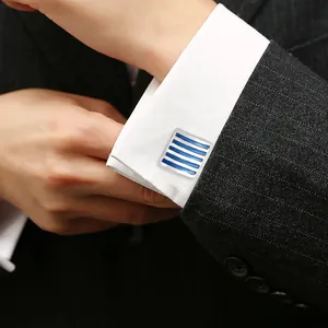 Gemelli da polso quadrati argento e blu per uomo su camicia con polsini alla francese
