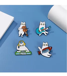 Detail von vier kreativen weißen Katzen-Emaille-Pins mit Musikinstrumenten auf blauem Grund