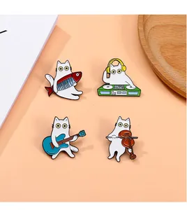Detail von vier weißen Comic-Katzen-Emaille-Pins, die Musikinstrumente auf Rosa spielen