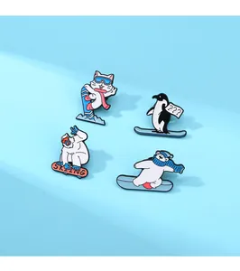 Dettaglio di quattro spille smaltate con animali che sciano: orso polare, pinguino e gatto