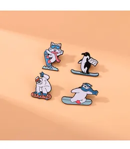 Dettaglio di quattro spille in smalto con animali che sciano, tra cui orso polare e pinguino