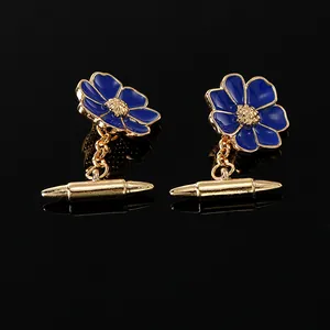 Detail von goldenen Blumen-Manschettenknöpfen mit blauer Emaille und Bullet-Verschluss