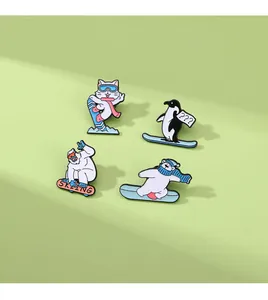 Dettaglio flat lay di spille da sci in smalto colorato con motivi di orso polare e pinguino