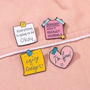 Lot de quatre pin's émaillés en forme de cœur et mémo avec citations inspirantes