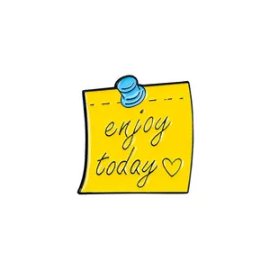 Broche émaillée en forme de post-it jaune avec texte Enjoy Today et cœur