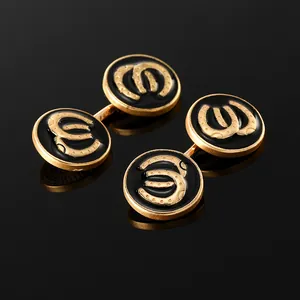 Detailansicht der runden Manschettenknöpfe aus Gold und Emaille mit Hufeisen-Motiv