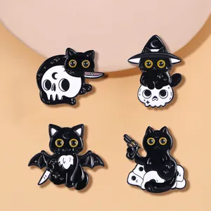 Set de cuatro pines de esmalte gato negro con calavera, alas de murciélago y sombrero