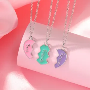 Detalle de tres collares de la amistad con rompecabezas de corazón en seda rosa elegante
