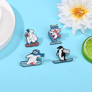 Set di quattro spille smaltate con animali che sciano: orso polare, gatto, pinguino e pupazzo