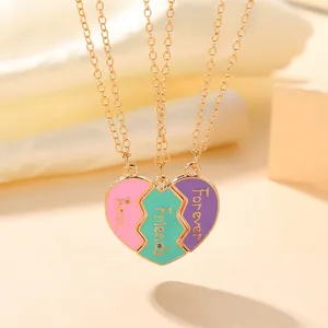 Vista detallada del collar Best Friends Forever de tres piezas con colgante de corazón