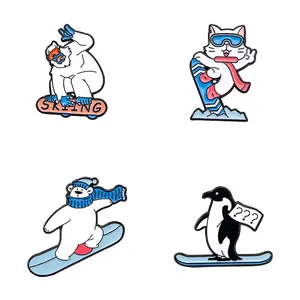 Set di quattro simpatiche spille smaltate con animali che sciano su sfondo bianco