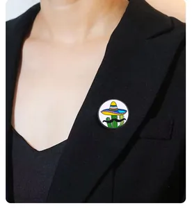 Spilla smaltata con cactus, sombrero e baffi sul bavero di un blazer nero scuro