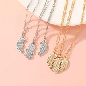Vista detallada de colgantes de corazón de plata y oro para collares de mejores amigas