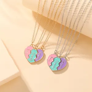 Primer plano detallado del collar de la amistad de corazón de tres piezas con grabado especial