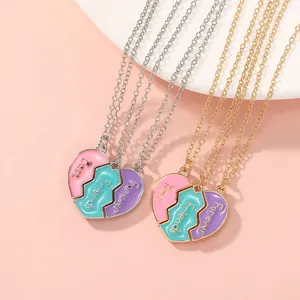 Detalle macro de los collares Best Friends Forever con corazones de puzzle en oro y plata