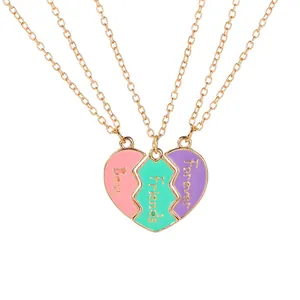 Detalle de los collares Best Friends Forever con colgantes de corazón en esmalte colorido