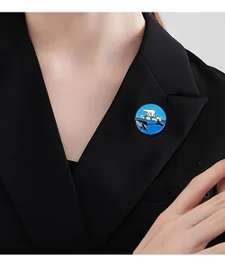 Épingle en émail écologique avec ours polaire et squelette de baleine sur veste noire
