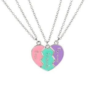 Vista detallada del juego de tres collares con colgante de corazón de Best Friends Forever