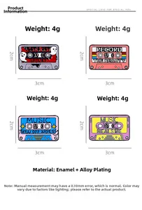Détail macro de pin's cassettes montrant les dimensions 3x2cm et les spécifications 4g