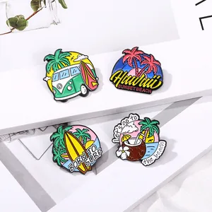 Set di quattro spille in smalto con palme di cocco, camper e design di spiaggia tropicale