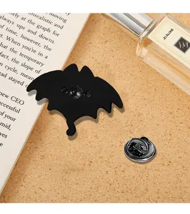 Vista dettagliata del retro di una spilla smaltata a pipistrello nero con chiusura a farfalla