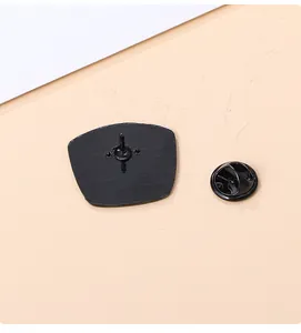 Dettaglio del retro della spilla in metallo nero con chiusura a farfalla