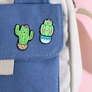 Niedliches Kaktus-Katzen-Emaille-Pin-Set mit Katzengesichtsdetails auf Canvas-Tasche