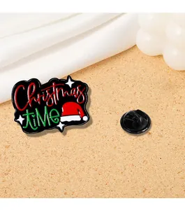 Dettaglio della spilla smaltata Christmas Time con cappello rosso e chiusura in gomma