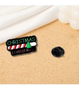 Dettaglio della spilla smaltata di Natale con retro in lega e chiusura in gomma
