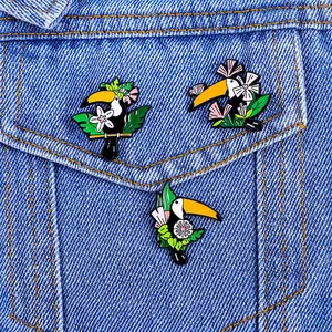 Broche en Émail Toucan Tropical Dessin Animé Alliage de Zinc Oiseau Fleur Feuille Épingle Badge Métal Doux Pour Sacs Vêtements