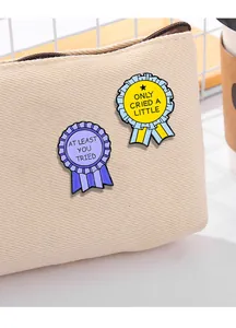 Détails de pin's humoristiques en émail sur un sac en toile avec des slogans