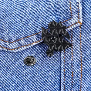 Vue arrière détaillée de l'épinglette perroquet en métal avec fermoir sur du denim