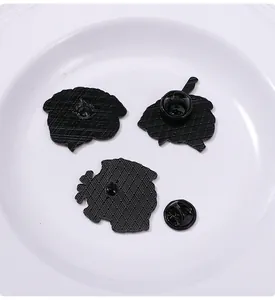 Detailansicht der Anstecknadeln Rückseite mit Gummikupplungen und Textur
