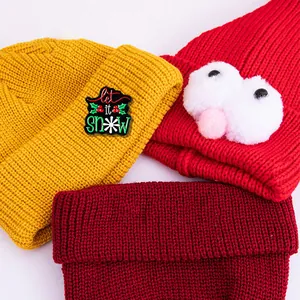 Berretti in maglia festivi con spilla Let It Snow e decorazioni con occhi carini