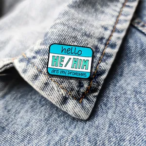 Pin de esmalte azul y blanco hello HE/HIM para pronombres en chaqueta vaquera