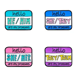 Juego de cuatro pines esmaltados coloridos con pronombres para camisas y bolsos