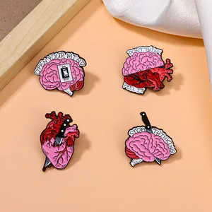 Set mit 4 Emaille-Pins mit anatomischem Herz und Gehirn und kreativen Zitaten