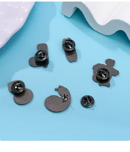Dettaglio del retro delle spille in metallo con placcatura nera e chiusura a farfalla