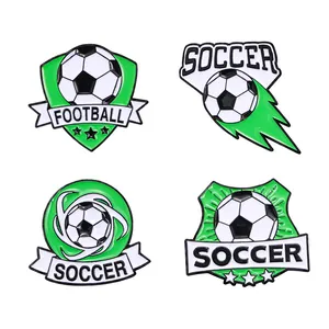 Set di quattro spille da calcio in smalto con vari temi sportivi e motivi decorativi