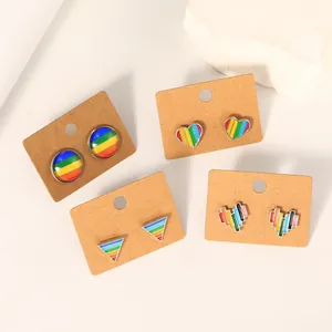 Série de quatre puces d'oreilles arc-en-ciel en émail incluant cœurs et triangles