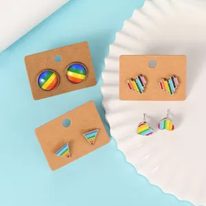 Vue détaillée de boucles d'oreilles arc-en-ciel en émail aux formes de cœur et géométriques