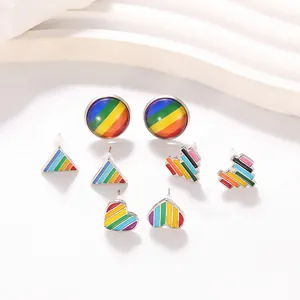 Set de boucles d'oreilles arc-en-ciel en forme de cœur et triangle aux rayures colorées