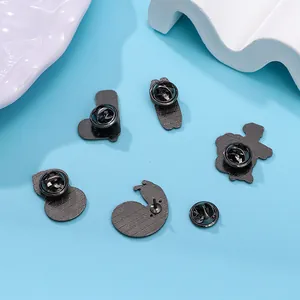 Vista posteriore di simpatiche spille animali con chiusura a farfalla nera e metallo