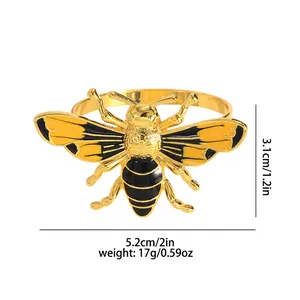 Vista detallada del servilletero abeja con dimensiones 5,2cm por 3,1cm en esmalte dorado