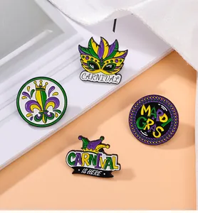 Detalle de pines de esmalte de Carnaval con máscaras y flores de lis sobre tela de seda