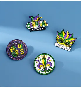 Detalle del set de cuatro pines esmaltados Mardi Gras con máscara y motivos flor de lis